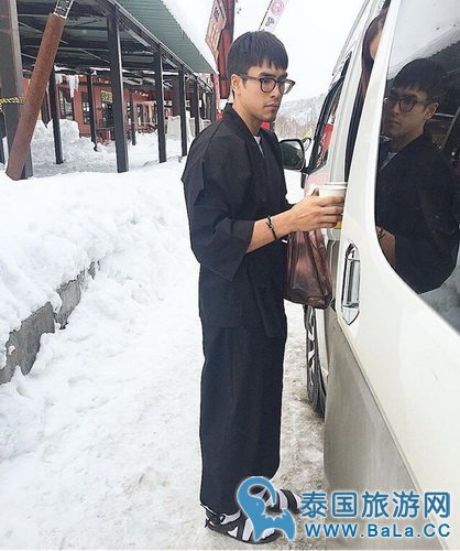 Nadech与家人日本北海度假 大雪也掩盖不了你的逗逼