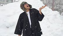 Nadech与家人日本北海道度假 大雪也掩盖不了你的逗逼