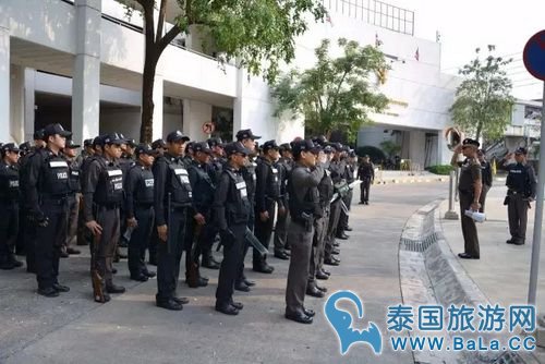 泰国军方和警方的儿子一起被酒吧保镖打