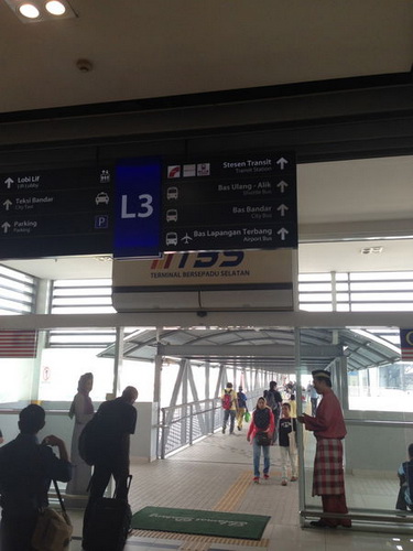 马六甲到吉隆坡市区怎么搭车？
