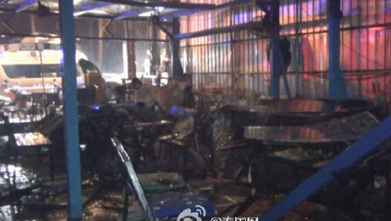 泰国南部洪灾严重    餐厅屋顶坍塌10名游客受伤