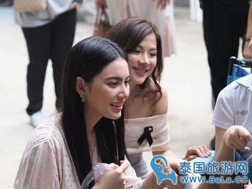 泰星Mai和Baifern为残疾儿童送礼物 网友夸赞人美心善