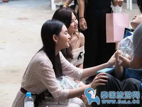 泰星Mai和Baifern为残疾儿童送礼物 网友夸赞人美心善