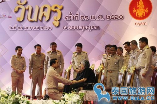 泰国总理巴育教师节跪拜小学老师 感恩老师恩德