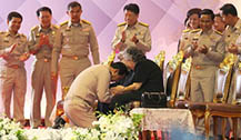 泰国总理巴育教师节跪拜小学老师 感恩老师恩德