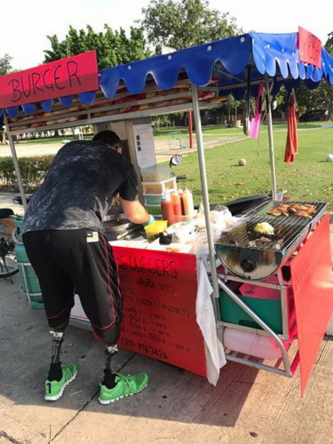 曾经的机长曼谷摆摊卖汉堡养家 告诉人们不要放弃梦想