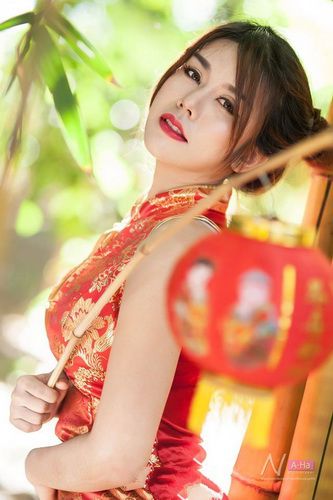 泰国网红Narumon Yasachai 穿改装后的旗袍 网友:别说这是旗袍