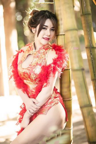 泰国网红Narumon Yasachai 穿改装后的旗袍 网友：别说这是旗袍