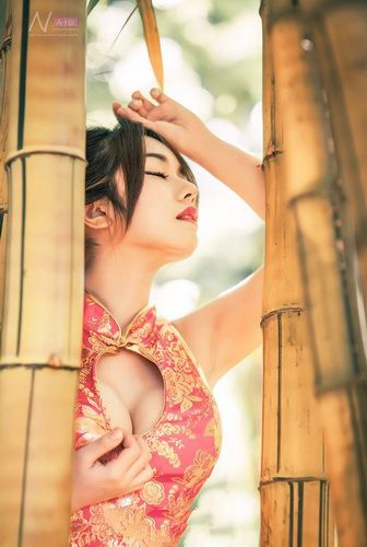 泰国网红Narumon Yasachai 穿改装后的旗袍 网友：别说这是旗袍