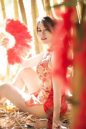 泰国网红Narumon Yasachai 穿改装后的旗袍 网友：别说这是旗袍