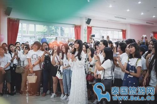 Mark为Kim送上暖心生日礼物 甜蜜又浪漫