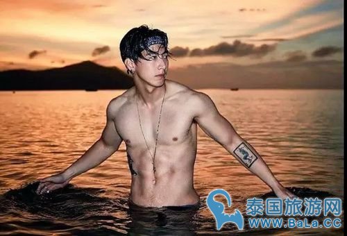 泰星Tono拍性感杂志写真赈灾民 粉丝效仿捐款做功德