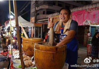 泰国乌隆府夫妻用巨型木臼做青木瓜沙拉生意火爆