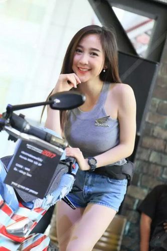 曼谷摩托车车站性感美女车模亮相 看车还是看人