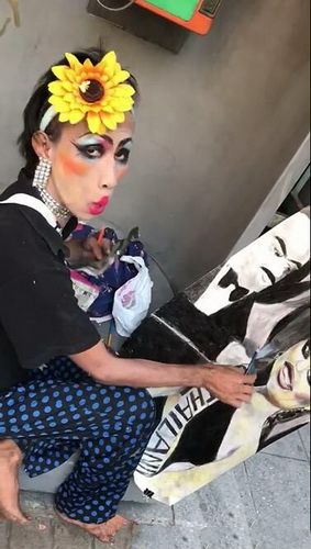 泰国街头流浪变性人Aum神志不清 绘画水平却堪称大师级