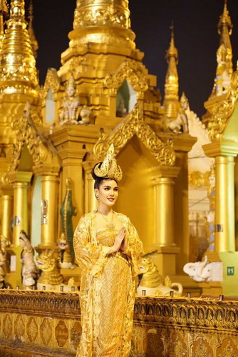 泰国美女网红身着暴露泰服在仰光大金寺拍照 遭群骂