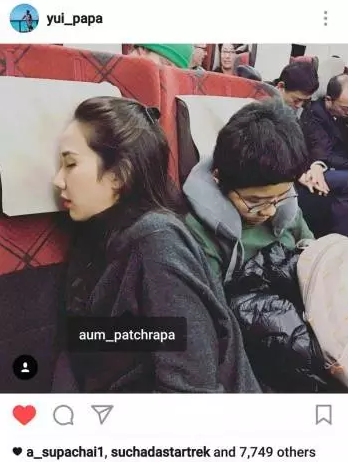Aump火车上熟睡遭网友偷拍 真是360度的美颜啊
