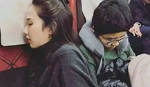 Aump火车上熟睡遭网友偷拍 真是360度的美颜啊！