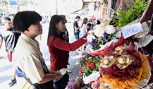 曼谷巴空哒叻鲜花集市红玫瑰热销 情人节气氛浓烈