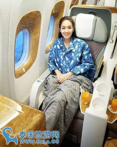 泰星min pechaya奢华迪拜游 晒私人飞机和沙漠美景