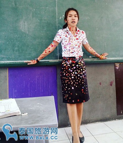 情人节老师被学生贴满爱心 这样的老师怎么会宿舍?