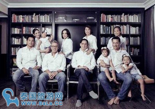 Aff晒与丈夫全家福 两家温馨幸福