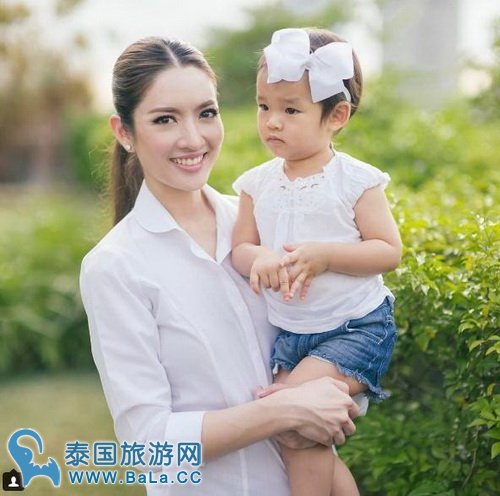 Aff晒与丈夫全家福 两家温馨幸福