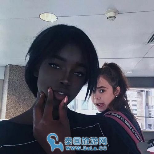 泰国性感网红Jessie Var和Lolita 一个肤白如雪一个黑到反光的美女