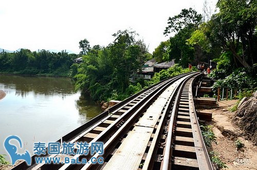 【泰国北碧府景点】体验泰缅铁道火车之旅,桂河大桥、死亡铁道,缅怀当年盟军战俘辛酸血泪史