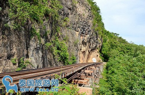 【泰国北碧府景点】体验泰缅铁道火车之旅,桂河大桥、死亡铁道,缅怀当年盟军战俘辛酸血泪史
