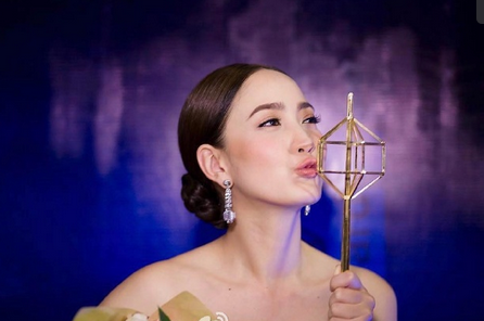 女星taew natapohn凭借泰国ch3台泰剧《三面娜迦》荣获最佳女主角奖