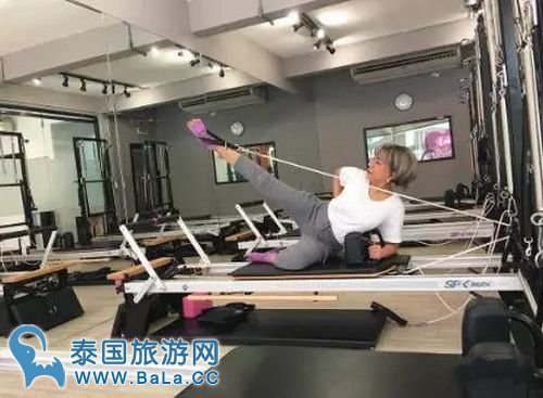 别人家的老师教的了书拍得了pose 成学生眼中的潮姐