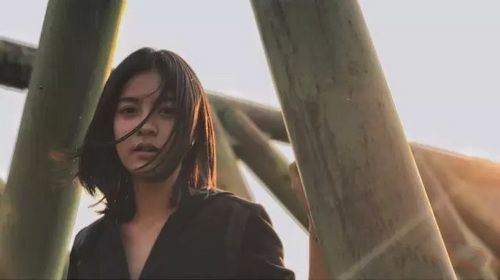 《网红惊魂》的女主角阿萍雅剪假小子发型 却有奇异中性美