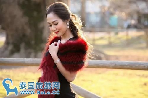 Navin Tar首次坦承已婚 妻子Numwan Passavee高贵美丽