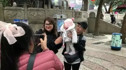 徐志贤与Gubgib带Baobao游香港 被粉丝围观塞红包