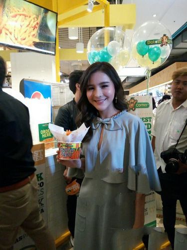 Peach新店开业 Aom和JJ&Thanerng,Poei等一众圈中好友现身支持