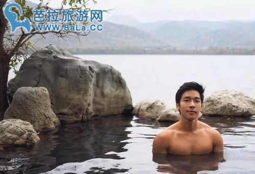 Nat Sakdatorn晒性感半裸照片 附言太热忍不住啦!