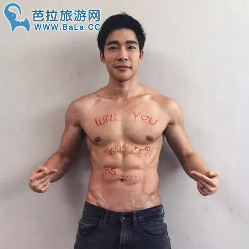 Nat Sakdatorn晒性感半裸照片 附言太热忍不住啦!