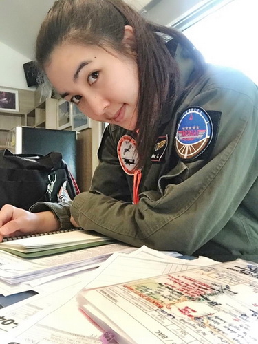 泰国美女飞行员一夜爆红 开挂的人生还当过工程师和空姐