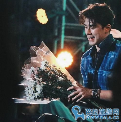 泰星Nine Naphat与大象亲密互动 水中嬉戏阳光帅气