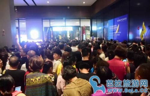 中国游客在泰国免税店挥国旗血拼!中国人的天下!?