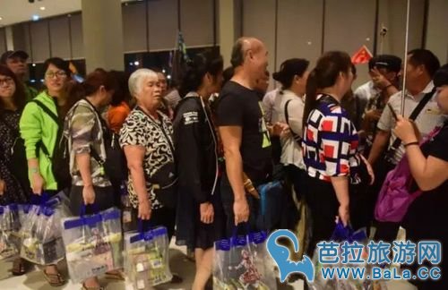 中国游客在泰国免税店挥国旗血拼!中国人的天下!?