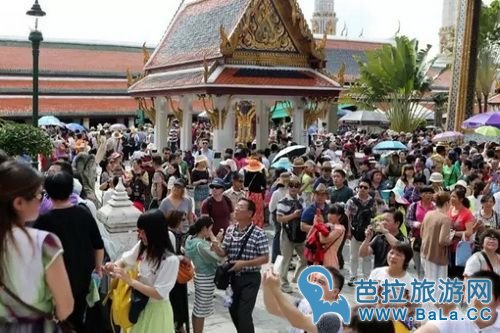 中国游客在泰国免税店挥国旗血拼!中国人的天下!?