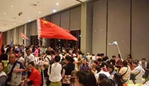中国游客在泰国免税店挥国旗血拼！是中国人的天下！？