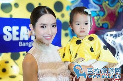 Aff Taksaorn带女儿出席活动 女儿是否进入娱乐圈取决于她自己