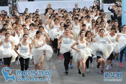 泰国250对新人穿婚纱参加赛跑活动 为获100万泰铢也是很拼啊！