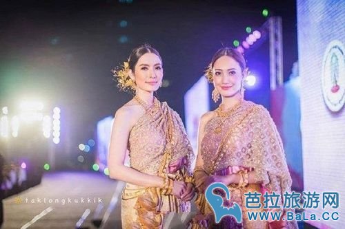泰国古典美女明星Aff和Taew着泰装出席朱拉隆功百年校庆活动