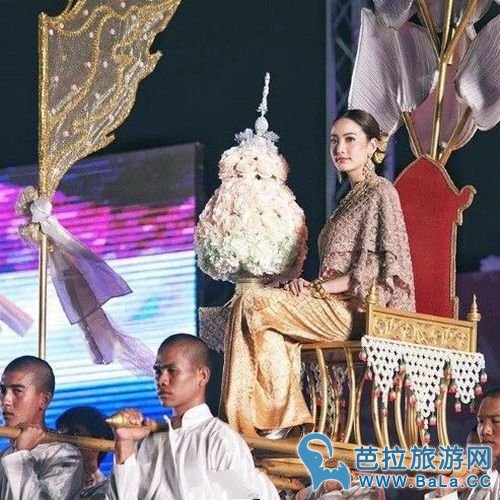 泰国古典美女明星Aff和Taew着泰装出席朱拉隆功百年校庆活动