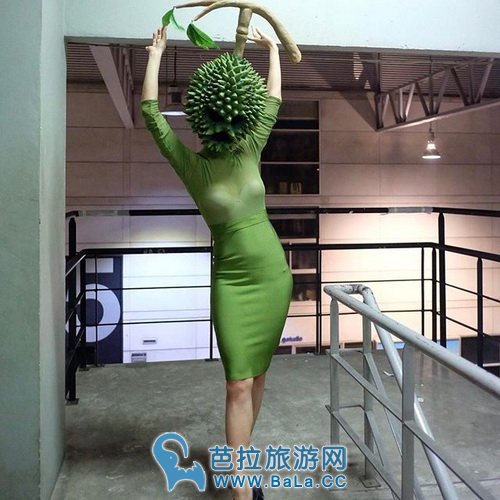 泰国女星Apissada 带榴莲面具效仿《蒙面歌手》 性感身姿难挡