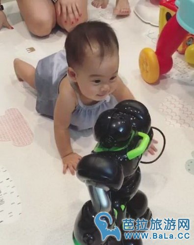 徐志贤寄中文机器人给宝宝 女儿不仅不害怕还很开心
